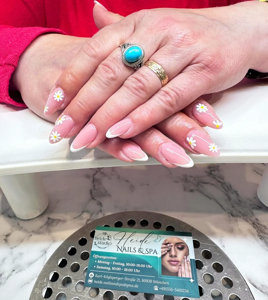Nude-Nägel mit kleinen Blumen als Akzent