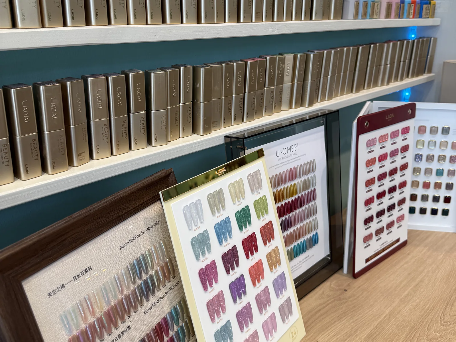 Regal mit Gel-Farben und Farbkarten