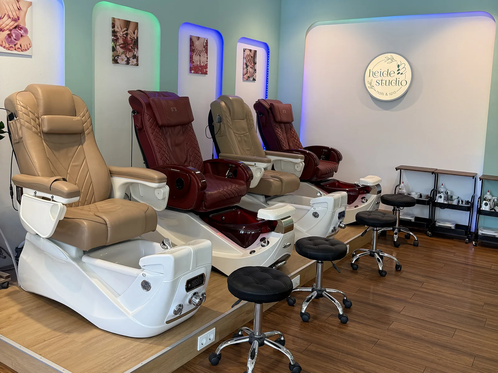 Pediküre-Bereich mit Massagesesseln und Lichtleisten